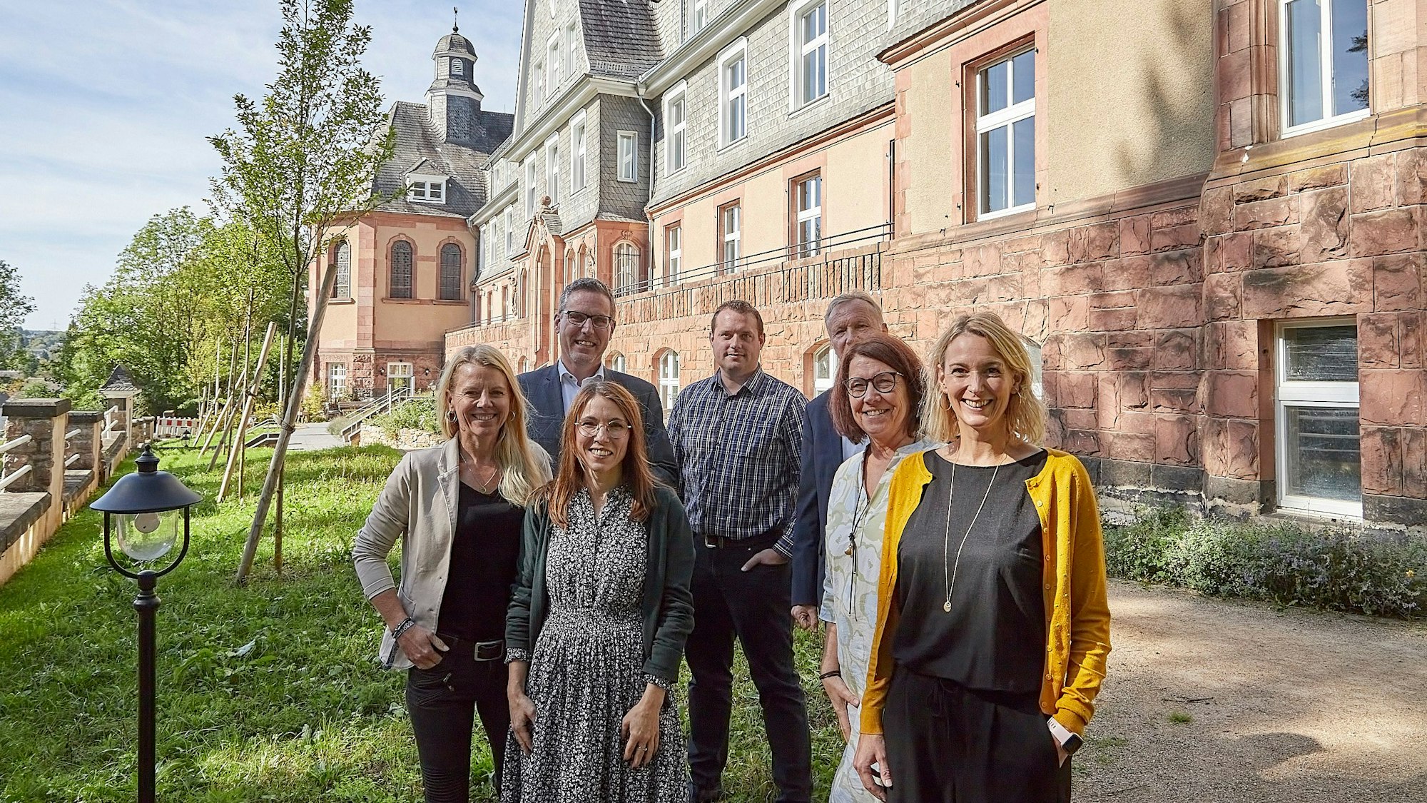 Einige Männer und Frauen stehen vor dem ehemaligen Kloster in Nettersheim. Die Kinderpsychologinnen Sandra Krömer (2.v.l.) und Ulrike König (r.) haben dort eine Praxis eröffnet.