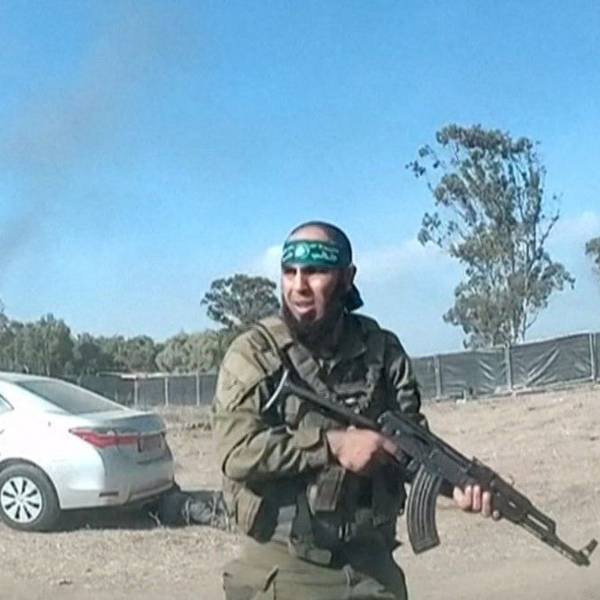 Ein Screenshot zeigt einen Hamas-Terroristen auf dem Gelände des „Supernova“-Musikfestivals nahe des Kibbuz Reim in Südisrael. Laut israelischen Behörden wurden mindestens 260 der Festivalbesucher von Hamas-Truppen am Samstagmorgen ermordet.
