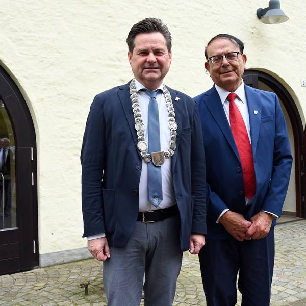 Die Bürgermeister Simon Alfasi und Ulrich Stücker bei der 30-Jahrfeier ihrer Städtepartnerschaft.