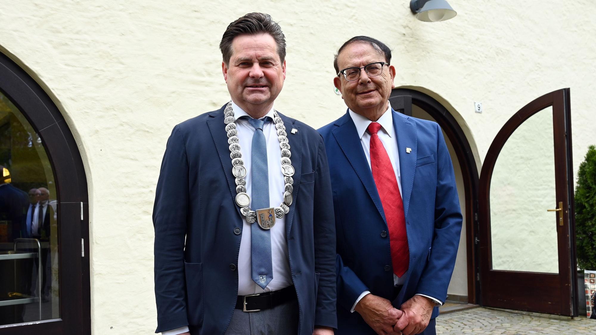 Die Bürgermeister Simon Alfasi und Ulrich Stücker bei der 30-Jahrfeier ihrer Städtepartnerschaft.