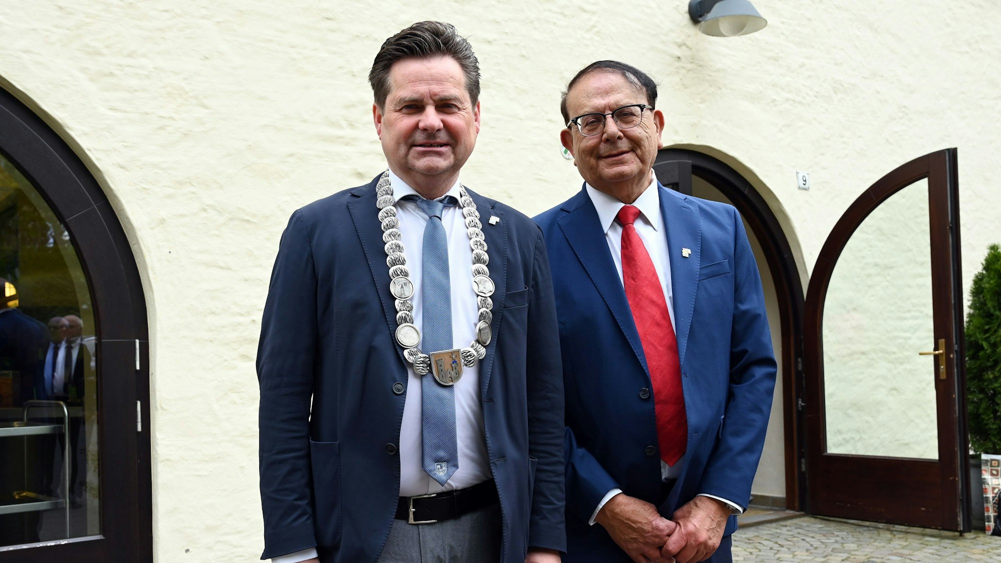 Die Bürgermeister Simon Alfasi und Ulrich Stücker bei der 30-Jahrfeier ihrer Städtepartnerschaft.