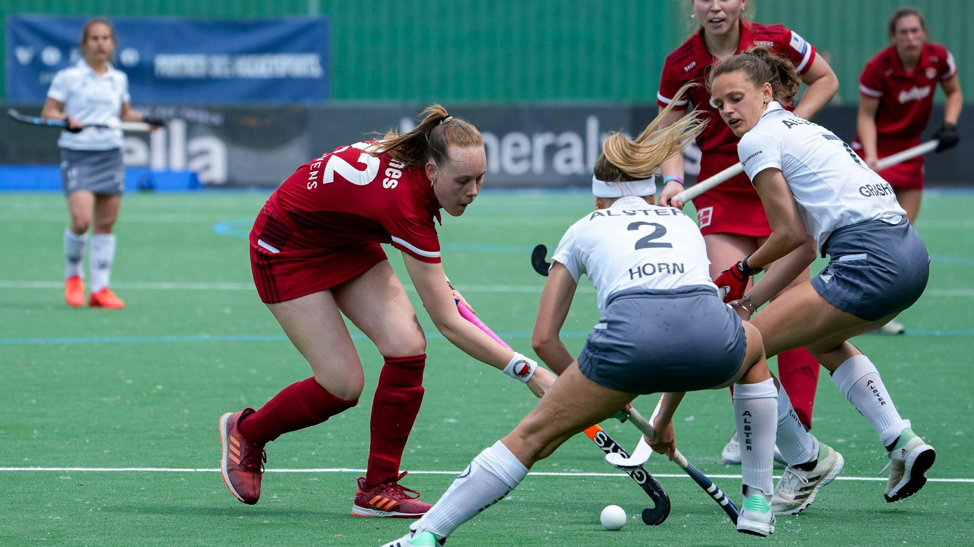v.li.: Antonia Lonnes KTHC, 22, Kira Leonie Horn DCadA, 2, Juliane Grashoff DCadA, 7, Zweikampf, Spielszene, Duell, duel, tackle, tackling, Dynamik, Action, Aktion, 03.06.2023, Mannheim Deutschland, Hockey, Deutsche Meisterschaft, Halbfinale, Damen, Der Club an der Alster - Rot-Weiss Köln *** f li Antonia Lonnes KTHC, 22 , Kira Leonie Horn DCadA, 2 , Juliane Grashoff DCadA, 7 , duel, tackle, tackling, dynamic, action, action, 03 06 2023, Mannheim Germany , Hockey, German Championship, Semifinal, Ladies, Der Club an der Alster Rot Weiss Köln xozx