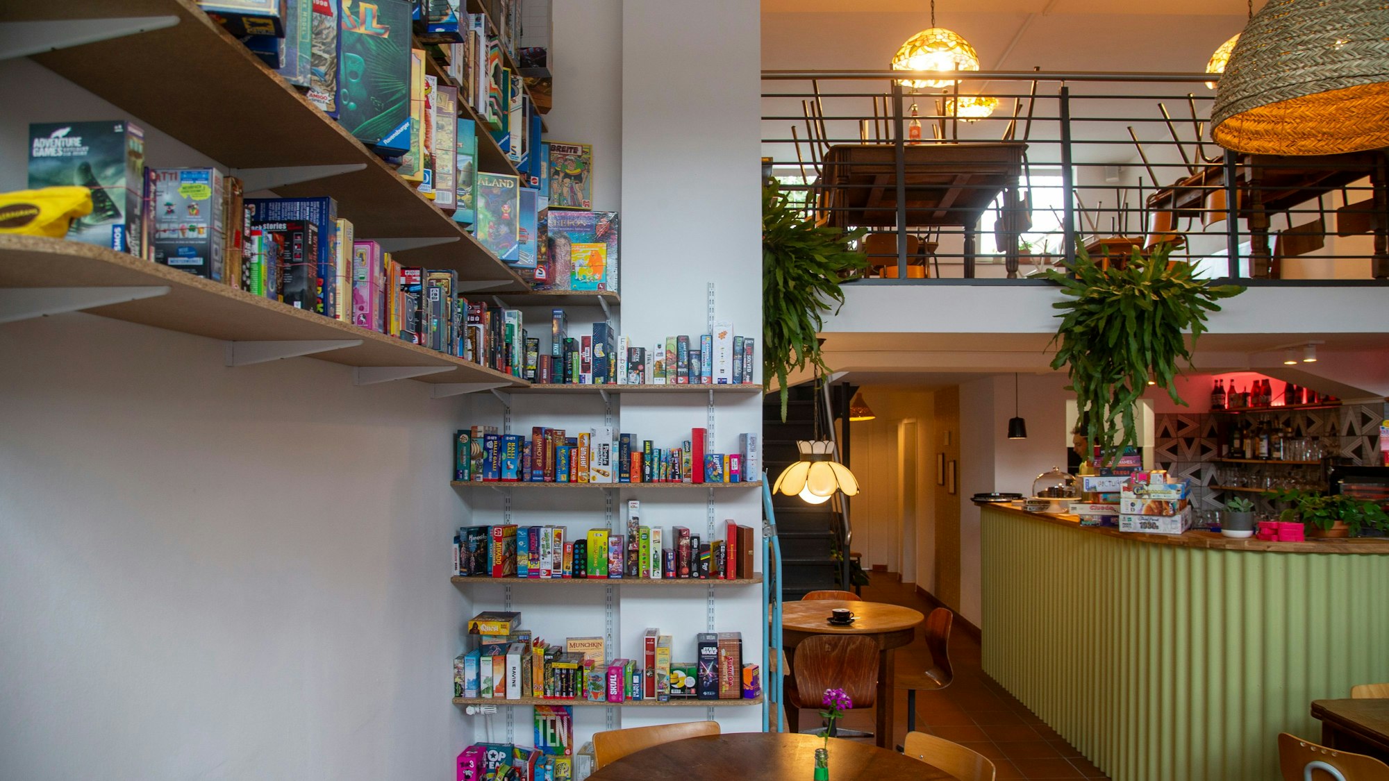 An die Tische im Bingo Club passen bis zu zehn Personen.