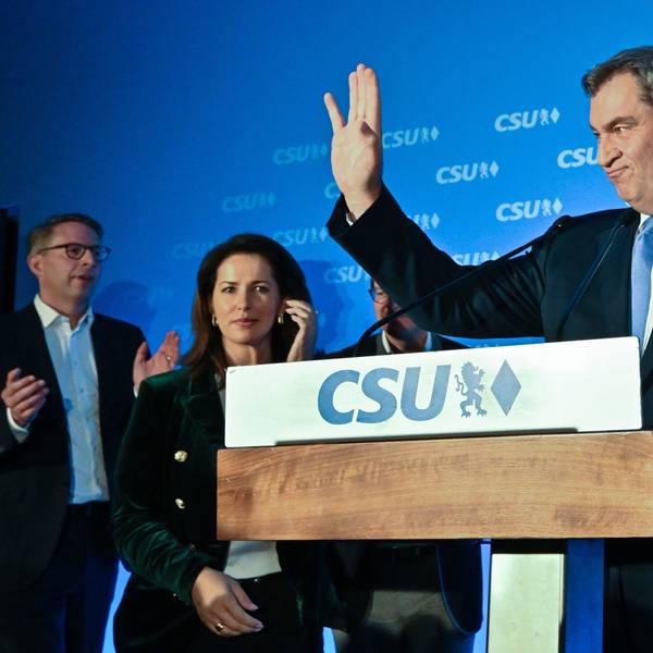 08.10.2023, Bayern, München: Markus Söder, CSU-Spitzenkandidat und Ministerpräsident von Bayern, kommt nach der Bekanntgabe der ersten Prognose zur Landtagswahl in Bayern zu der Wahlparty im Landtag. In Bayern fand am Sonntag die Wahl zum 19. Bayerischen Landtag statt. Foto: Peter Kneffel/dpa +++ dpa-Bildfunk +++