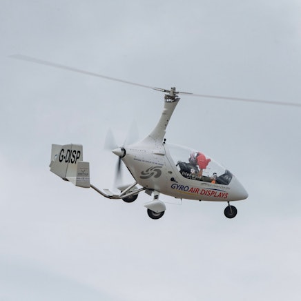 Ein Traghubschrauber, auch Gyrokopter genannt, fliegt in der Luft. (Symbolbild)