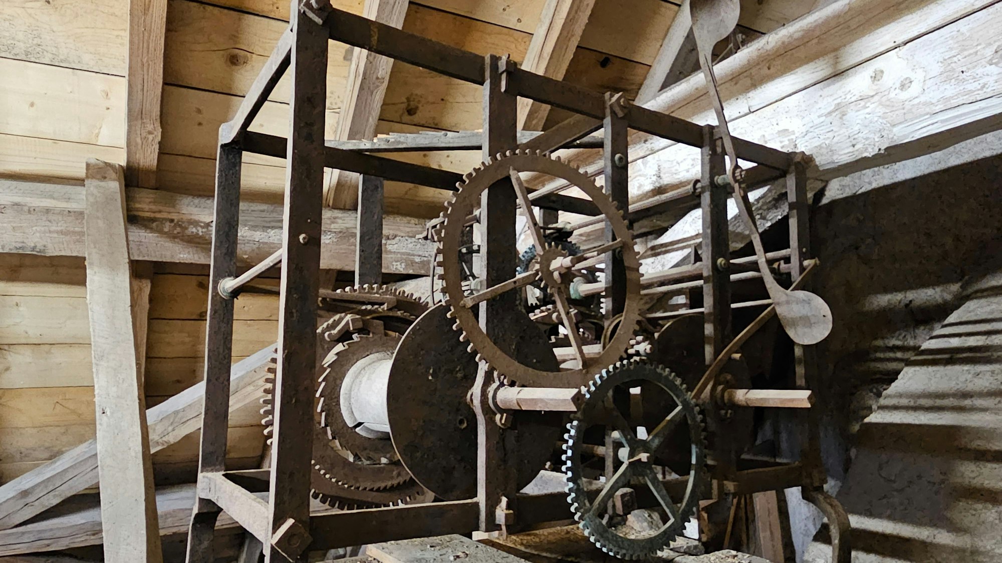 Zahnräder und andere Teile der Uhr sind zu sehen,