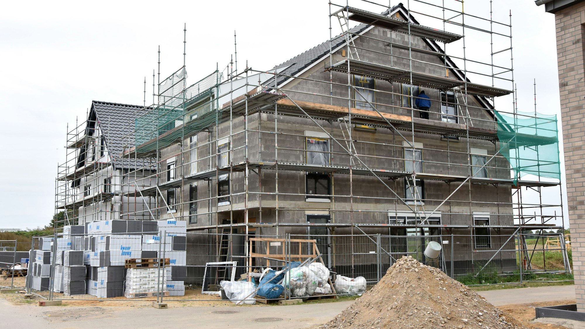 Die Preise für den Eigenheimbau, wie hier in Thorr, steigen stark an. die FDP fordert eine Verlängerung des Landes-Förderprogramms für Häuslebauer.