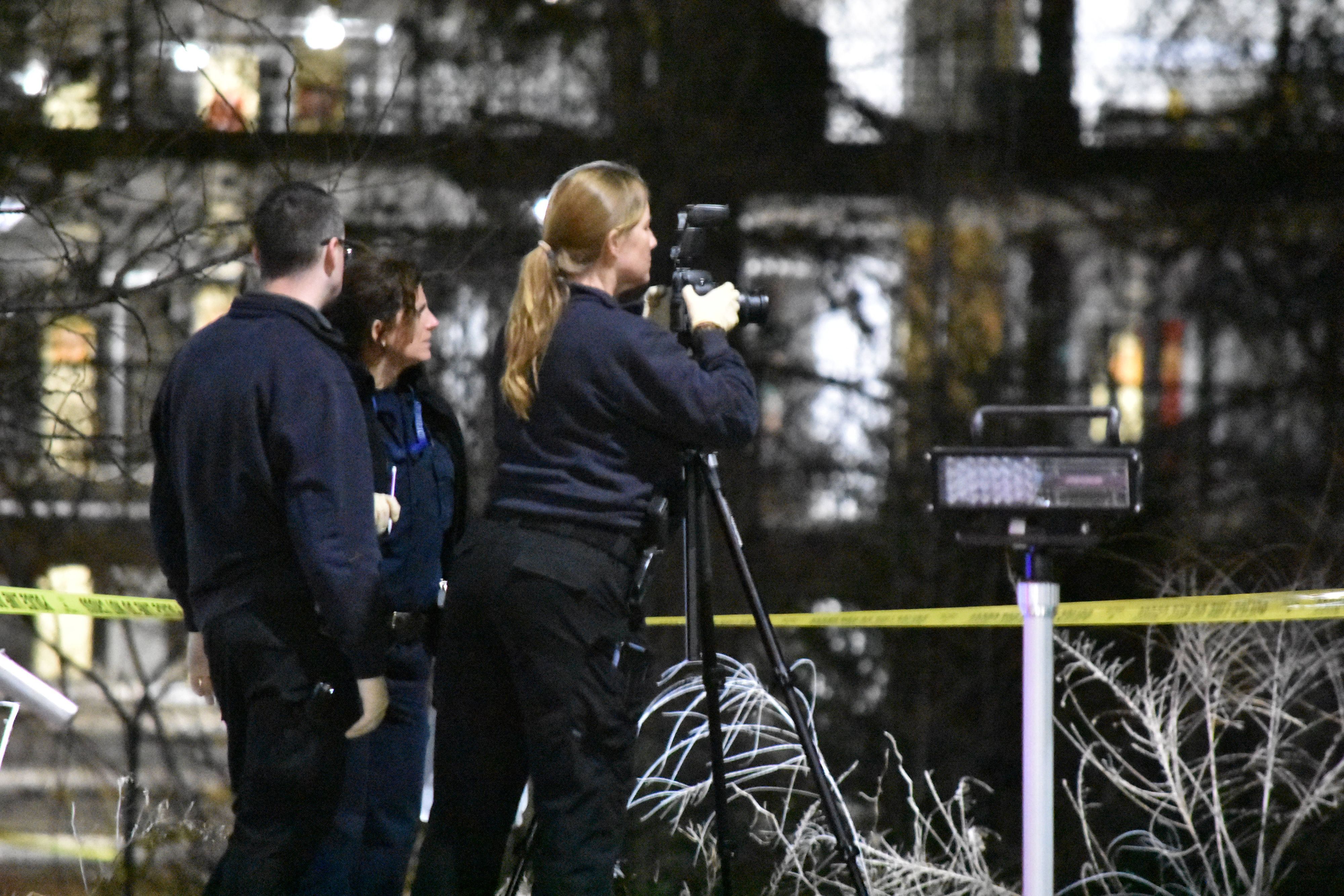 Ermittlerinnen und Ermittler untersuchen einen Tatort in Fairfax County, Viriginia, USA. Bei einem Mordfall hat ein Mann seine Ex-Partnerin umbringen wollen und stattdessen eine andere Frau getötet. (Symbolbild)