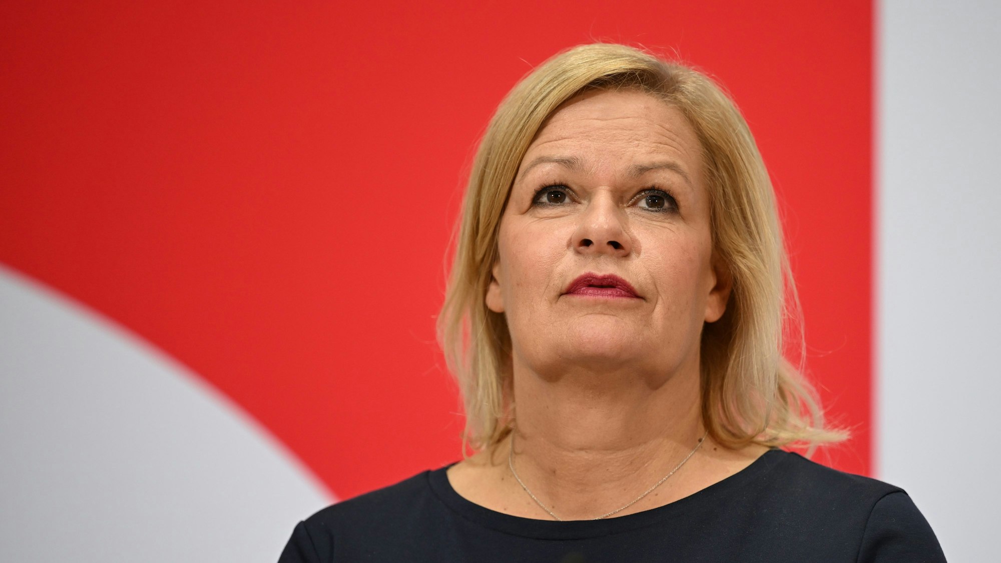 09.10.2023, Berlin: Nancy Faeser, Spitzenkandidatin der SPD bei der Wahl in Hessen, wartet während einer Pressekonferenz nach der SPD-Präsidiumssitzung auf Fragen der Journalisten. Foto: Soeren Stache/dpa +++ dpa-Bildfunk +++