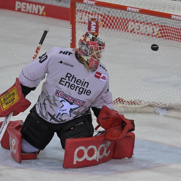 Torwart Mirko Pantkowski von den Kölner Haien kassiert das 3:0. Er schaut dem Puck hinterher, der ins Tor fliegt.