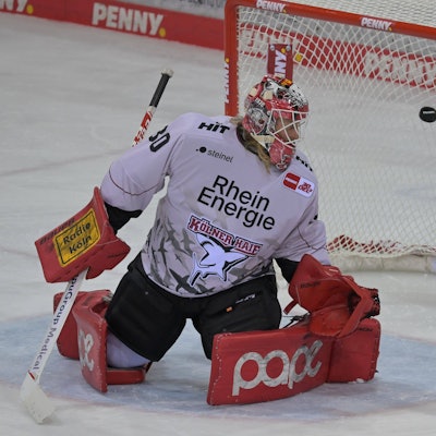 Torwart Mirko Pantkowski von den Kölner Haien kassiert das 3:0. Er schaut dem Puck hinterher, der ins Tor fliegt.
