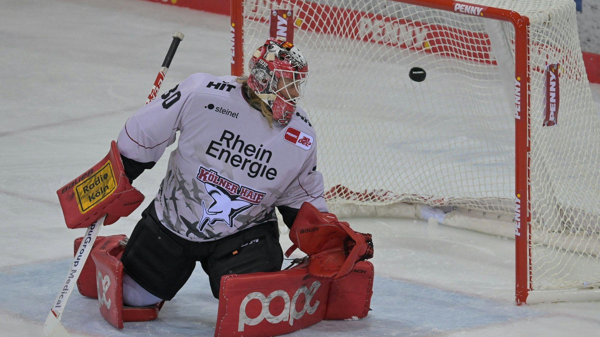 Torwart Mirko Pantkowski von den Kölner Haien kassiert das 3:0. Er schaut dem Puck hinterher, der ins Tor fliegt.