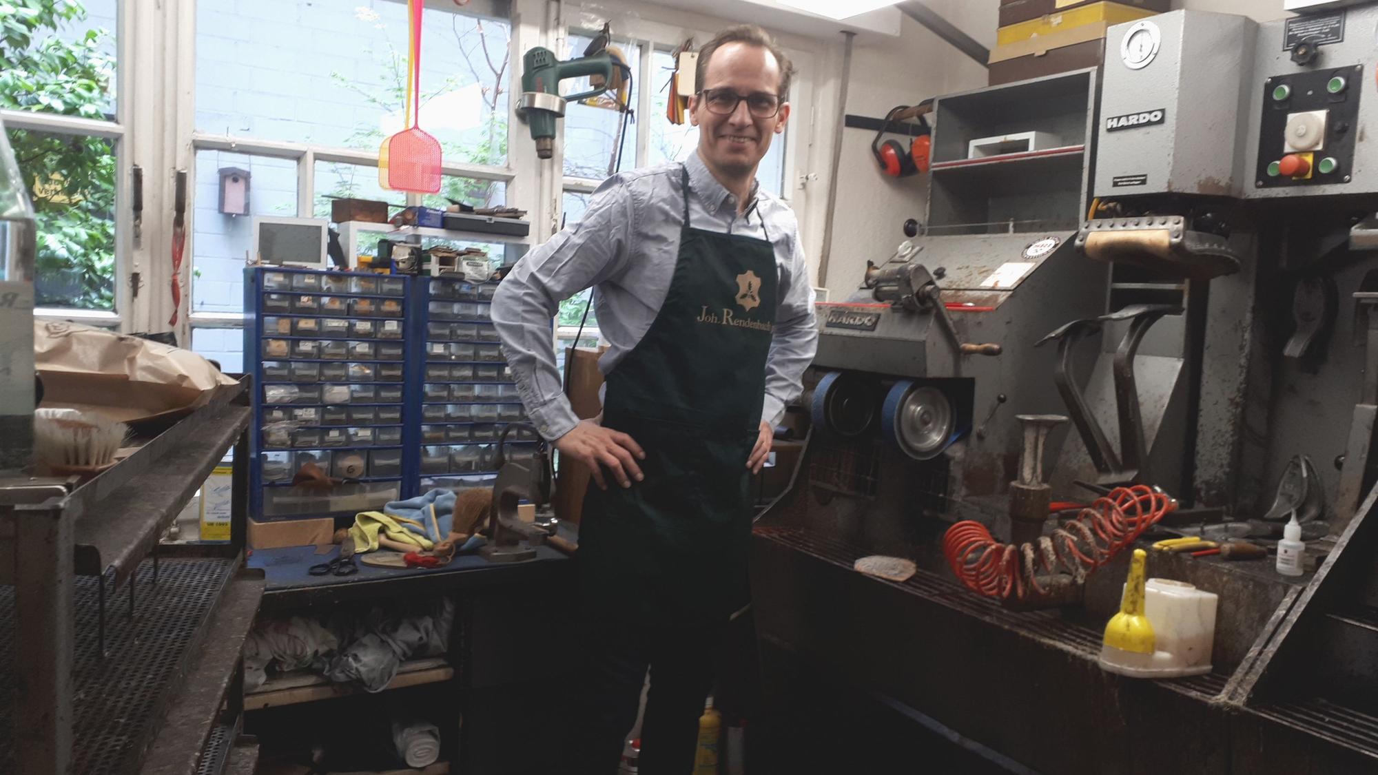 Jürgen Fenske in seiner Schuhmacher-Werkstatt.