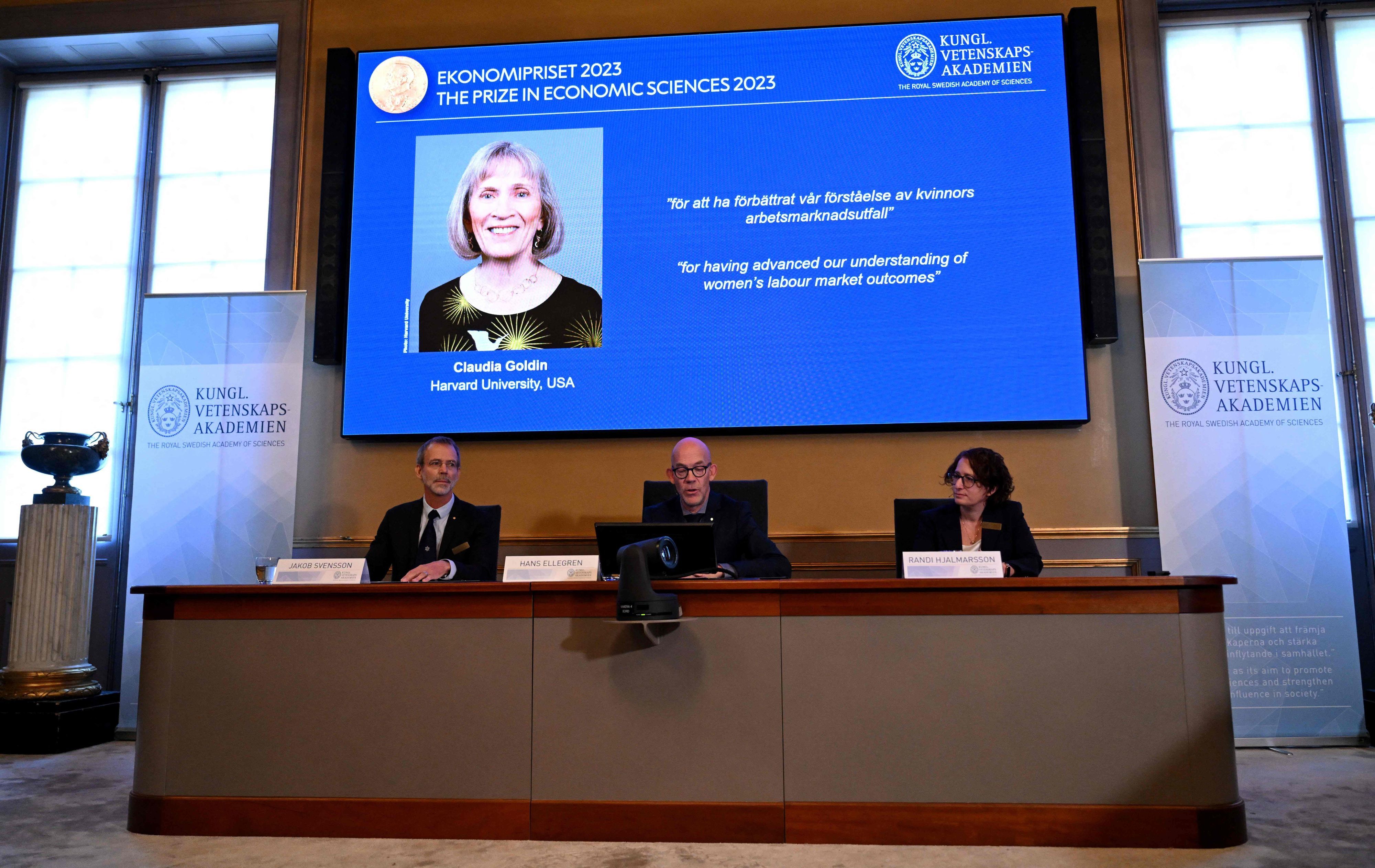 Die Gewinnerin des Preises für Wirtschaftswissenschaften, die amerikanische Wirtschaftswissenschaftlerin Claudia Goldin, ist auf einem Display zu sehen.