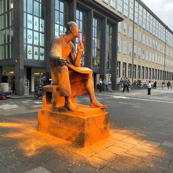 Albertus Magnus wurde bei einer Aktion der Letzten Generation mit orangener Farbe beschmiert.
