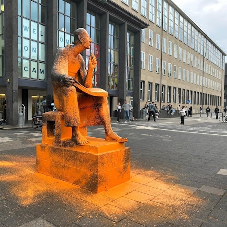 Albertus Magnus wurde bei einer Aktion der Letzten Generation mit orangener Farbe beschmiert.