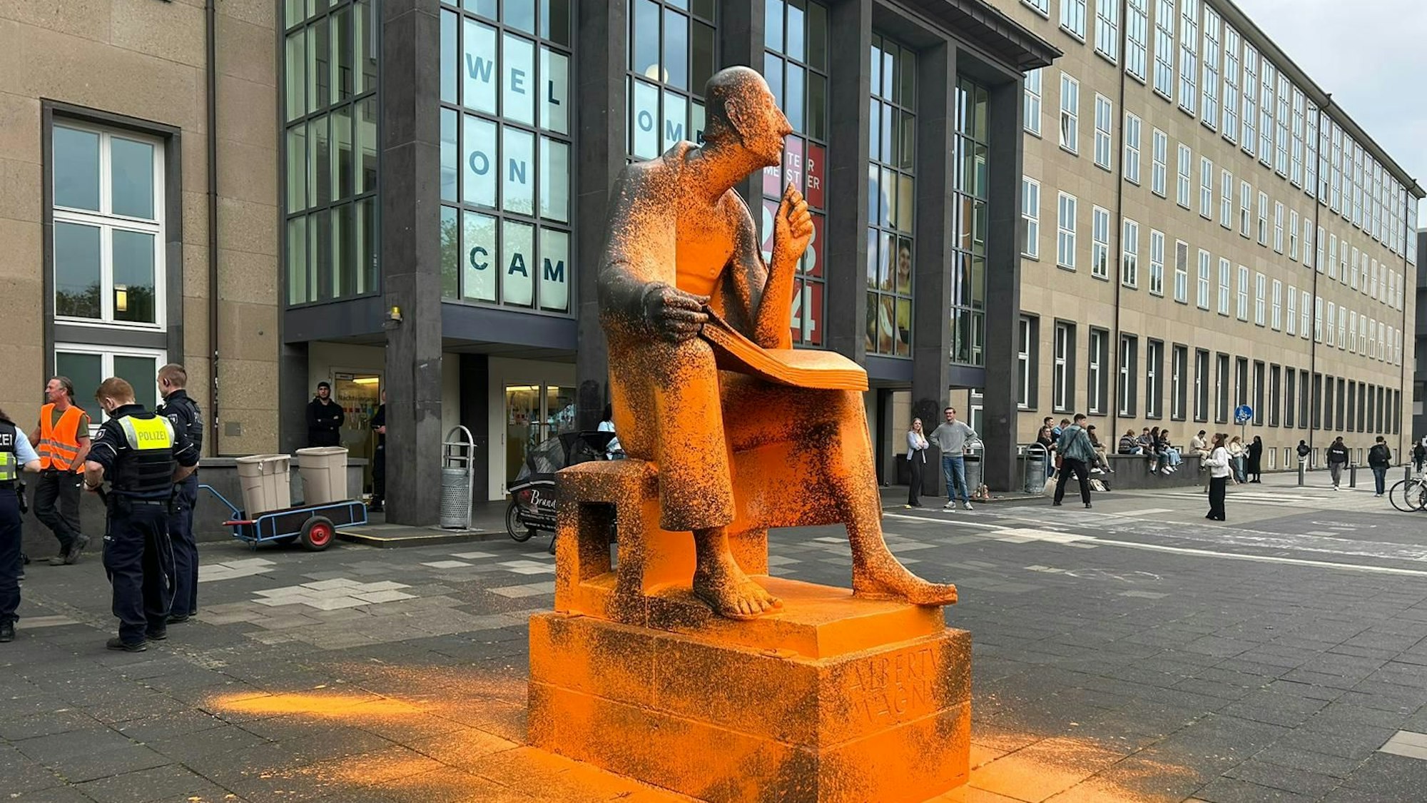 Albertus Magnus wurde bei einer Aktion der Letzten Generation mit orangener Farbe beschmiert.