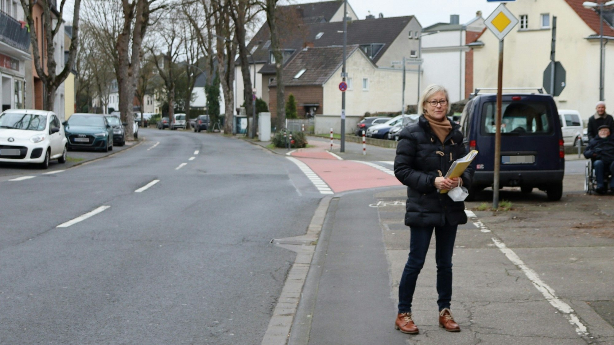 Renate Litzkow beklagt das Lärmproblem unter anderem in der Odenthaler Straße in Dünnwald.