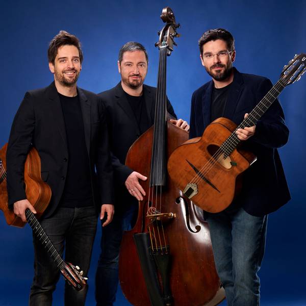 Das Joscho-Stephan-Trio: drei Musiker, alle in Schwarz gekleidet, mit ihren Instrumenten (Gitarre, Kontrabass).