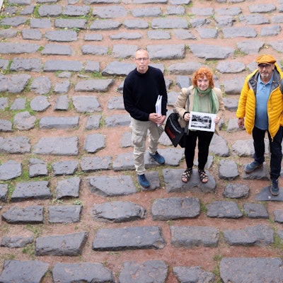 Der Vorstand des Vereins Guides Köln an einer der neuralgischen Stellen der Stadt, der Römerstraße (von links): Günther Klein, Ilona Priebe, Hartmut Kramer.