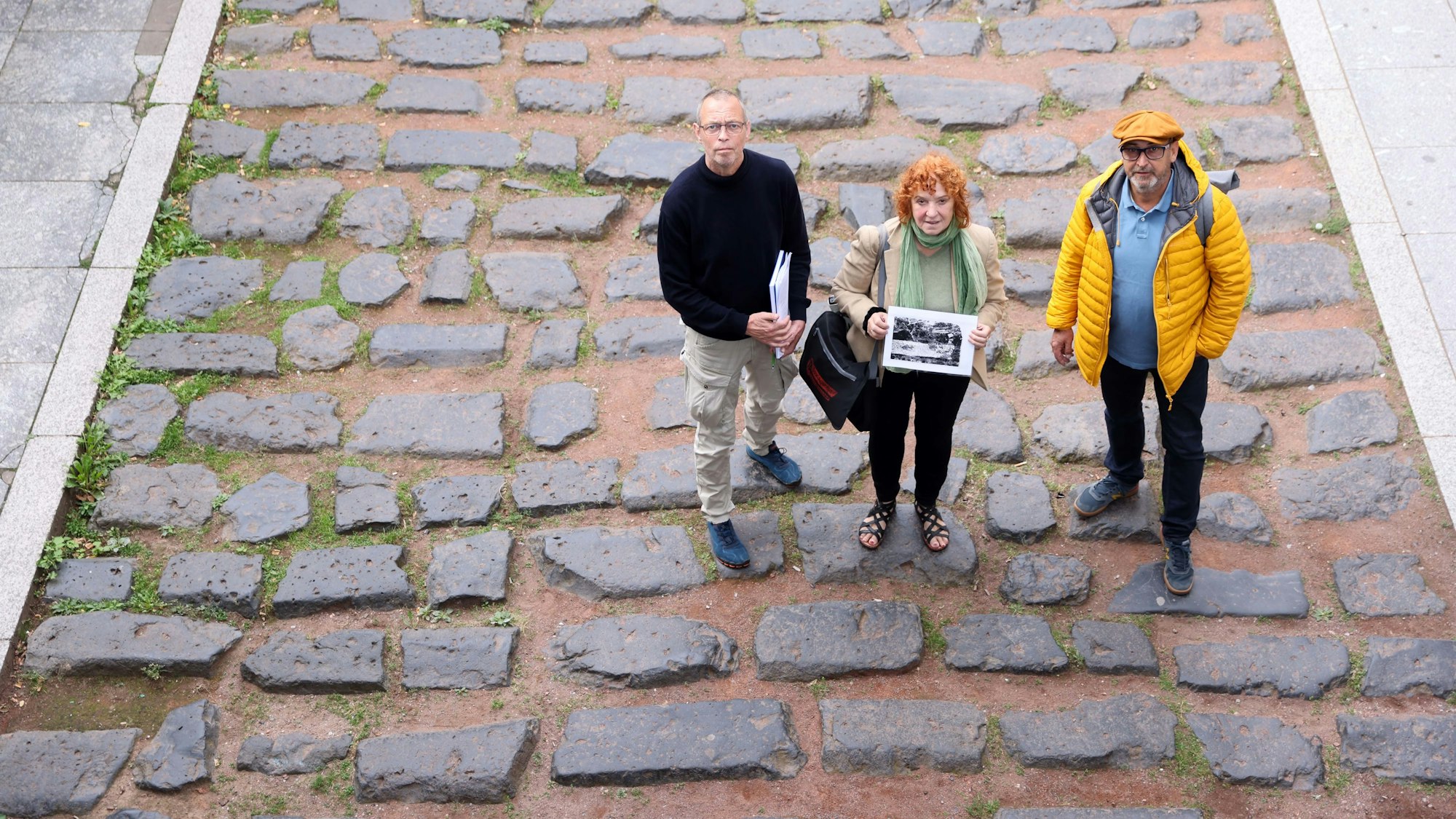 Der Vorstand des Vereins Guides Köln an einer der neuralgischen Stellen der Stadt, der Römerstraße (von links): Günther Klein, Ilona Priebe, Hartmut Kramer.