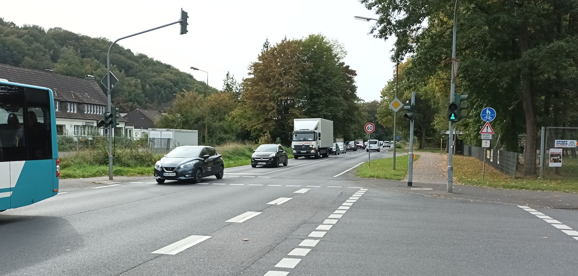 Autos und ein Bus fahren auf einer breiten Straße