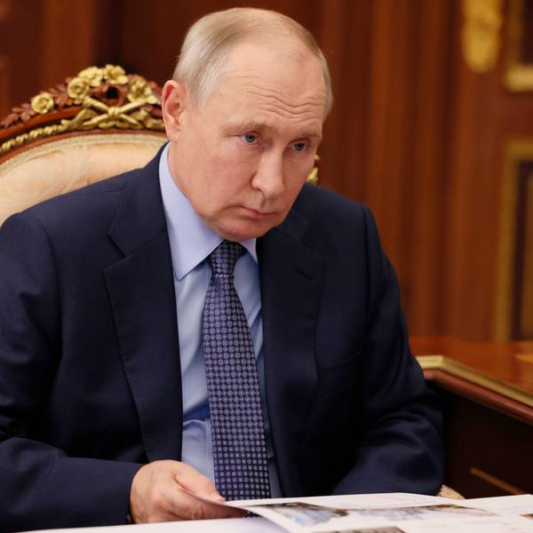 Russlands Präsident Wladimir Putin bei einem Gespräch mit Kulturministerin Olga Lyubimowa am Montag in Moskau. Die Ukraine wirft dem Kreml vor, den Angriff der Hamas auf Israel für eigene Zwecke nutzen zu wollen.