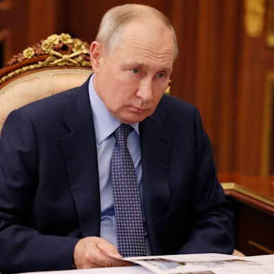 Russlands Präsident Wladimir Putin bei einem Gespräch mit Kulturministerin Olga Lyubimowa am Montag in Moskau. Die Ukraine wirft dem Kreml vor, den Angriff der Hamas auf Israel für eigene Zwecke nutzen zu wollen.