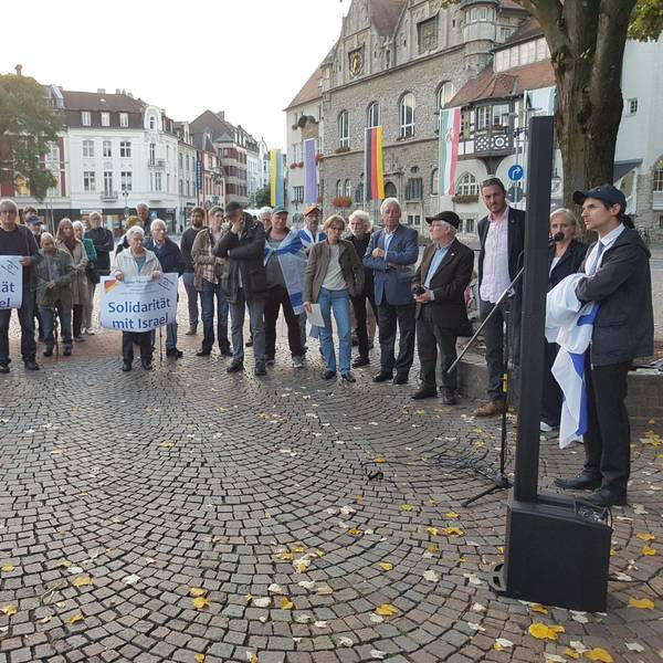 Auf dem Konrad-Adenauer-Platz demonstrieren Menschen mit Plakaten und Israel-Fahnen.