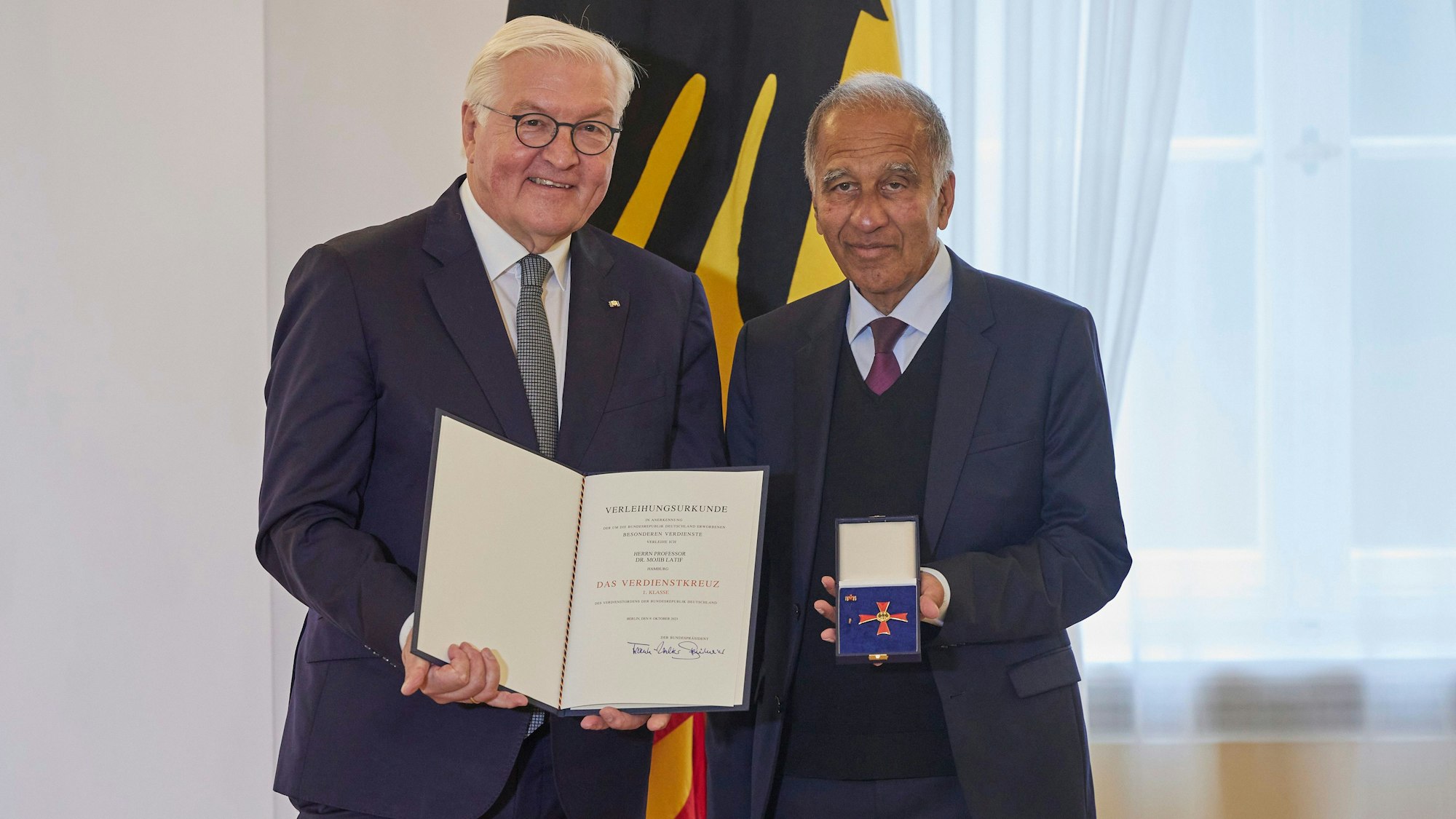 Bundespräsident Frank-Walter Steinmeier verleiht Mojib Latif den Verdienstorden zum Tag der Deutschen Einheit.