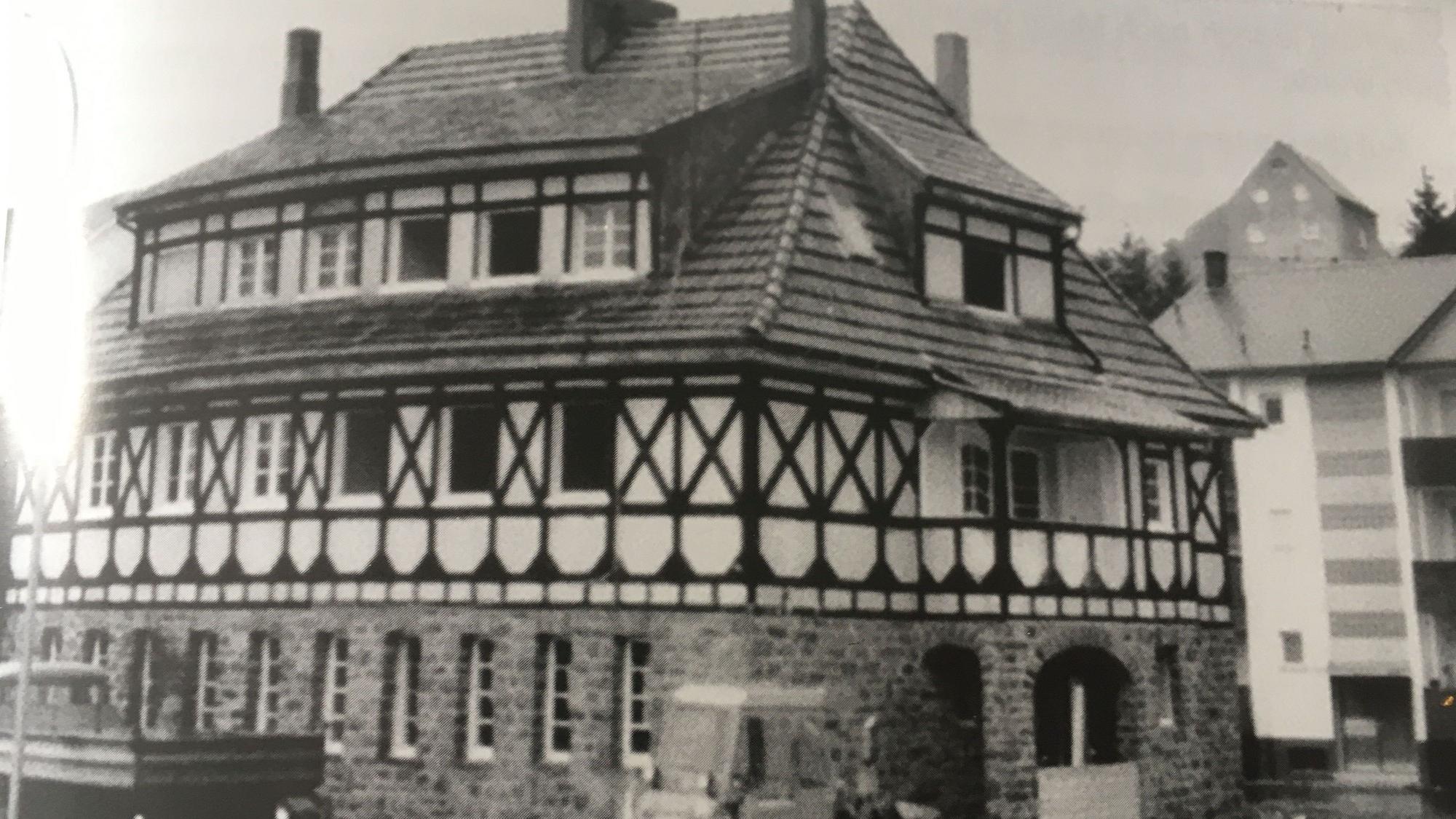 Baufahrzeuge stehen vor einem alten Gebäude.