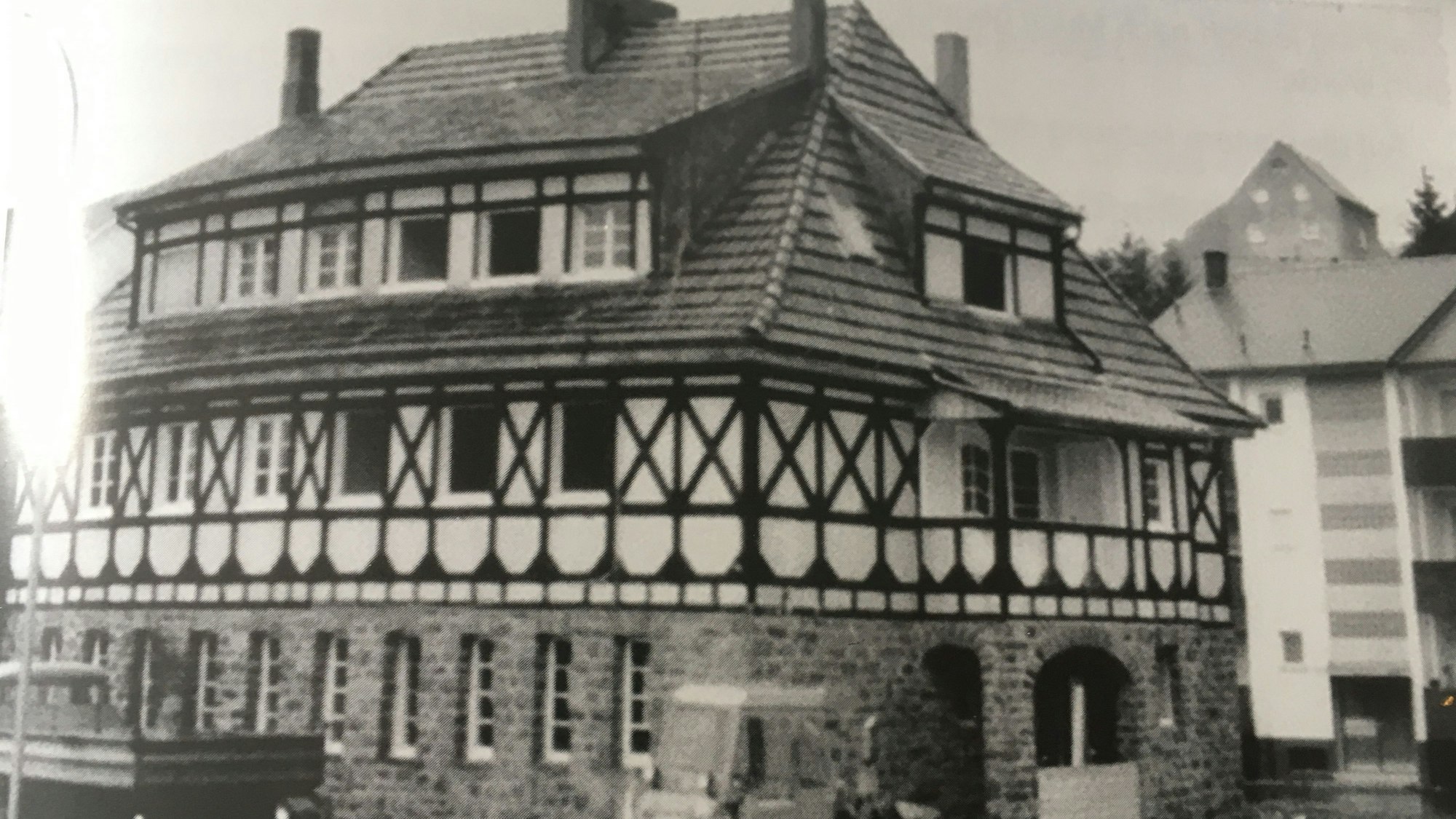 Baufahrzeuge stehen vor einem alten Gebäude.