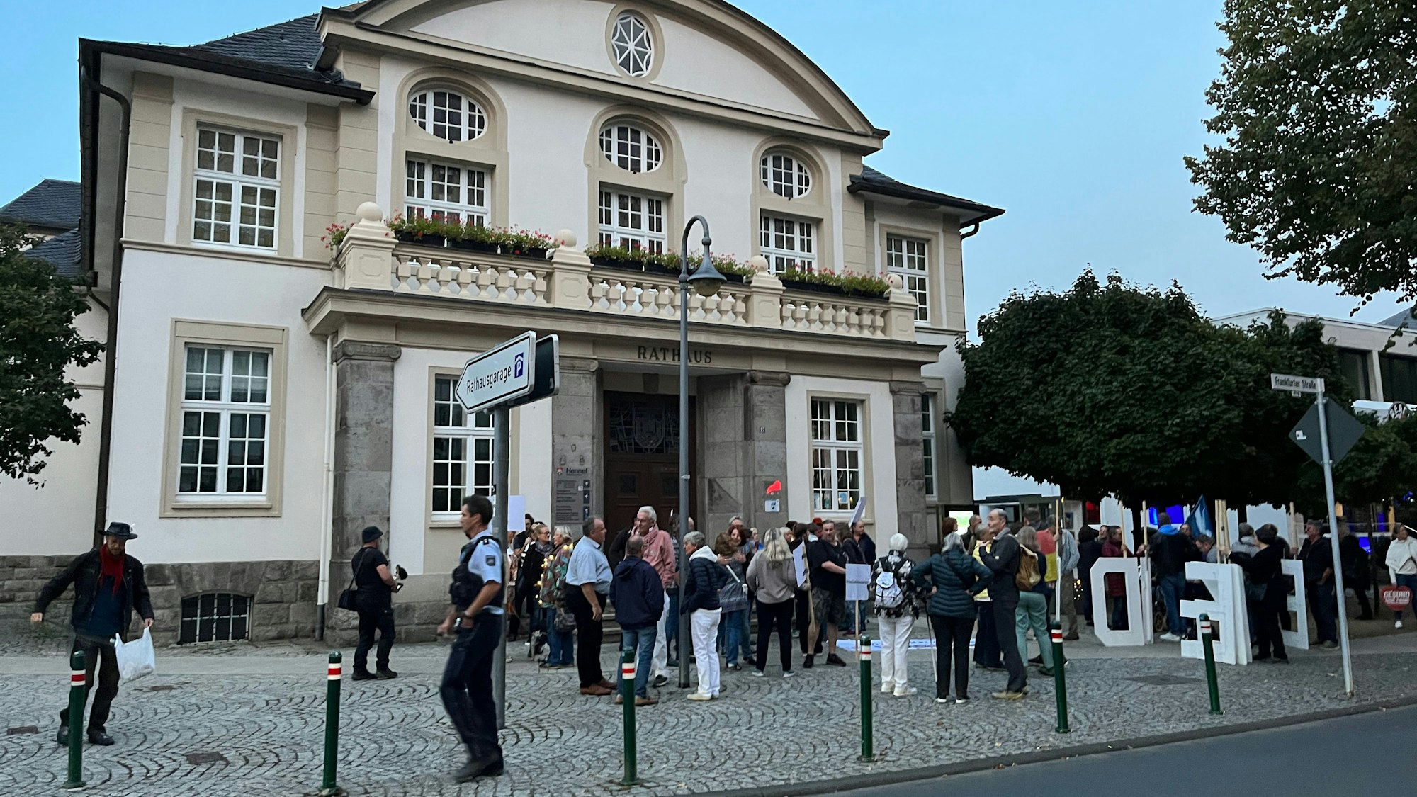 Ab dem 9. Oktober geht der lose Zusammenschluss Menschheitsfamilie unter dem Motto "Für ein bezahlbares Leben" und "Frieden" jeden Montag in Hennef auf die Straße. Sie trafen sich vor dem Historischen Rathaus in Hennef.
