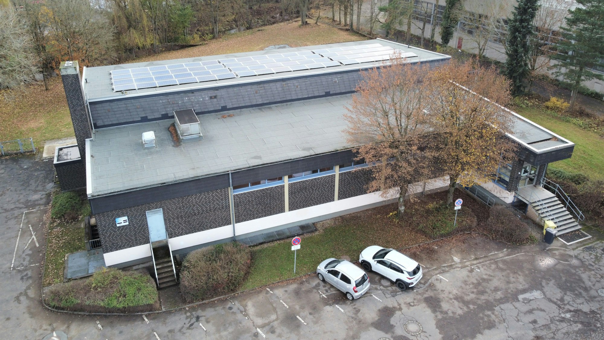 Zu sehen ist das Gebäude des alten Kaller Schwimmbads.