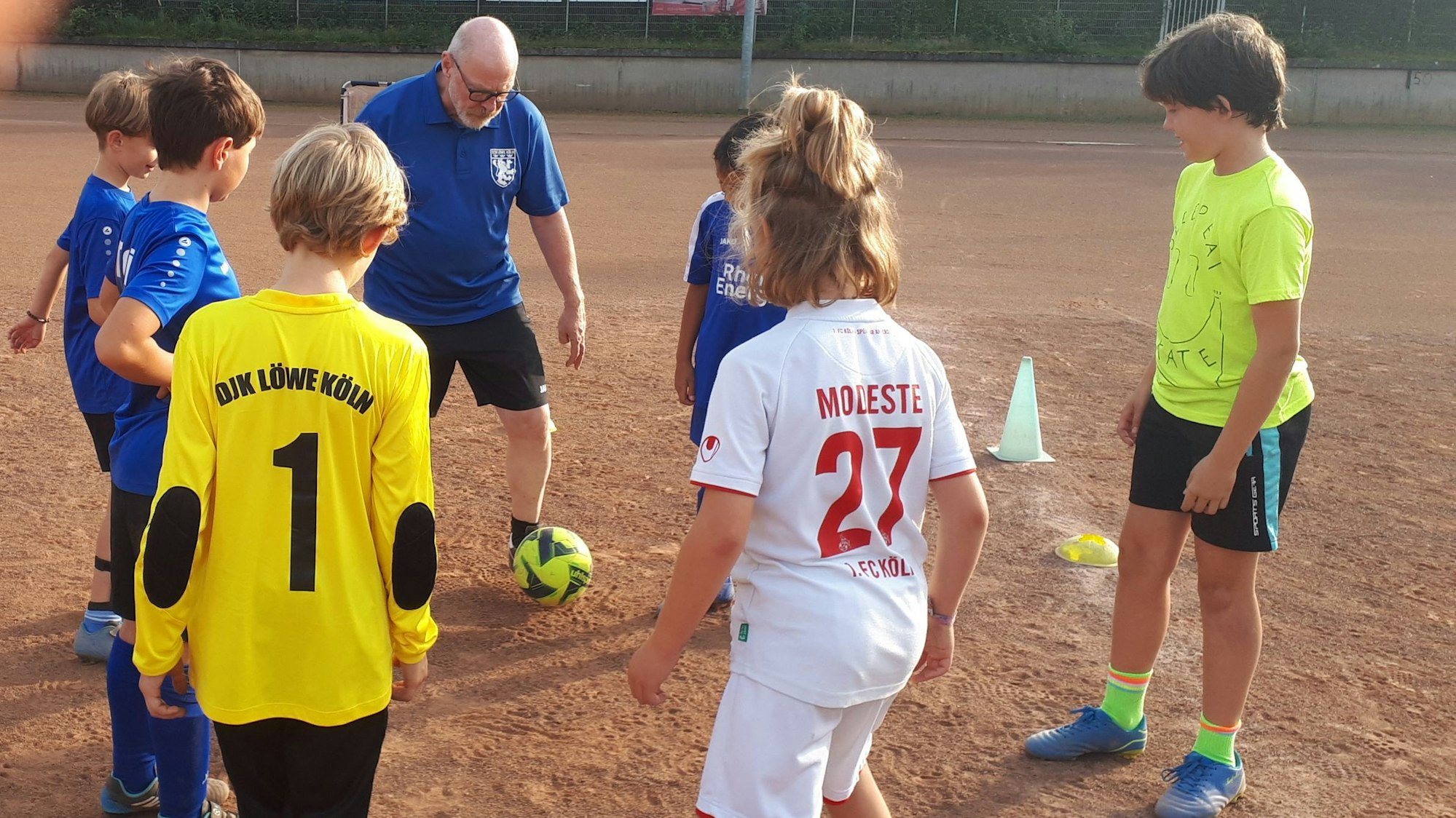 Peter Zitzmann mit seinem Juniorenteam beim Training auf dem Platz.