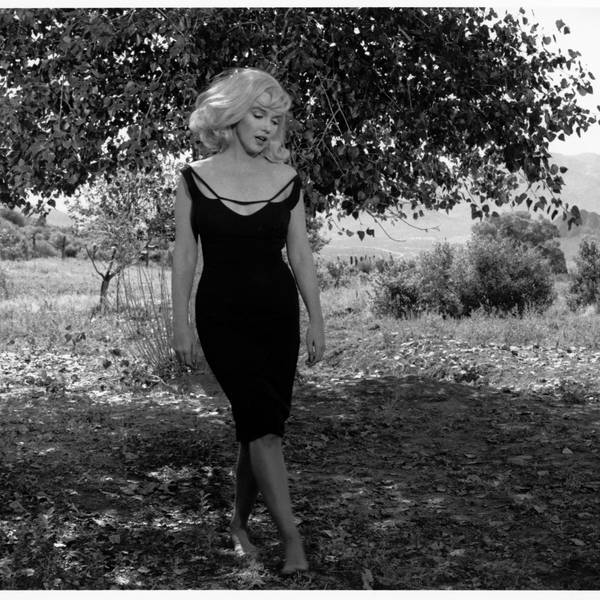 Foto der Schauspielerin Marilyn Monroe, 1960 am Set von „Misfits“. Sie trägt ein enges, schwarzes Kleid.