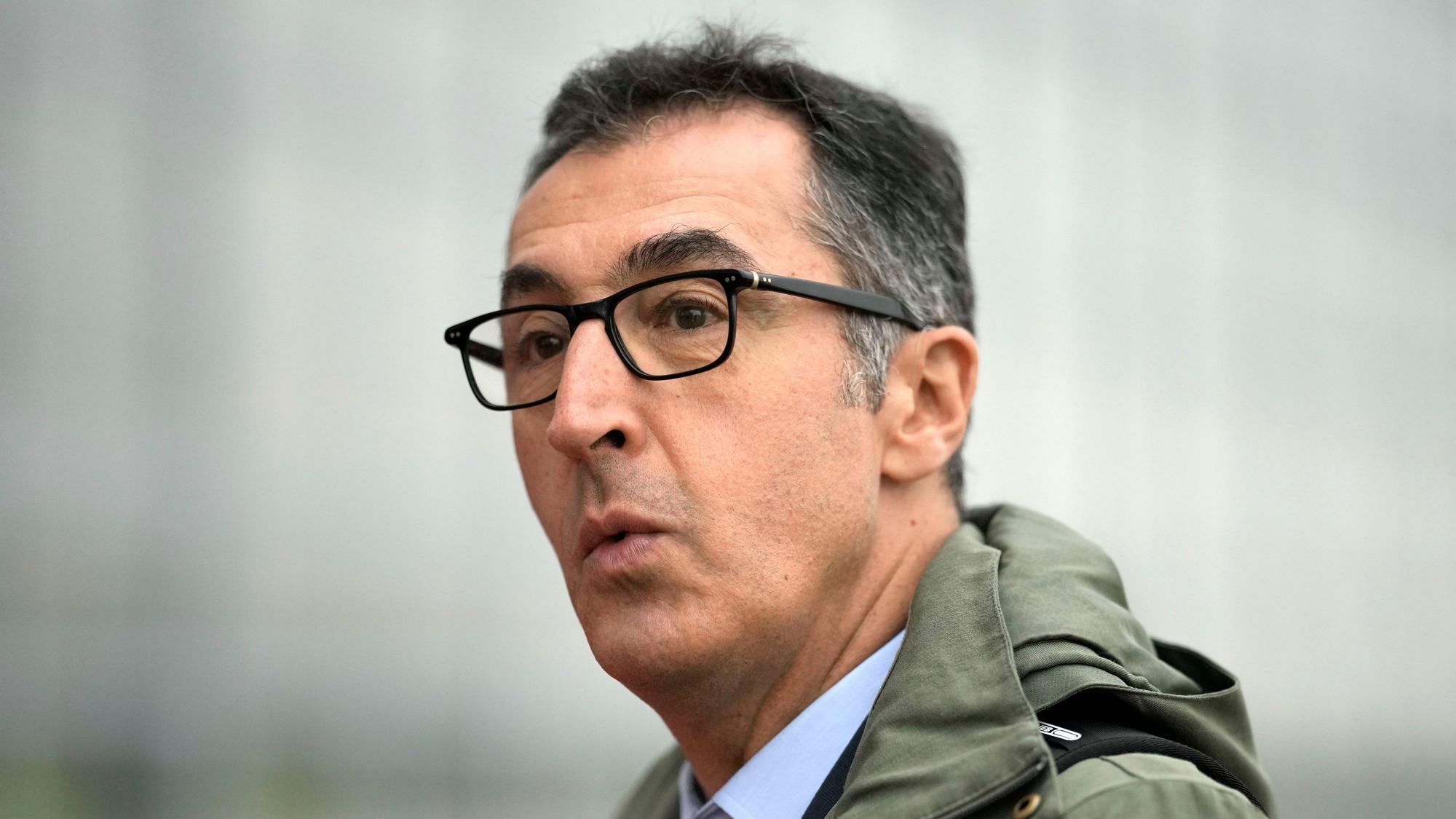 Der Bundesminister für Ernährung und Landwirtschaft, Cem Özdemir, ist mit den Behauptungen von Uli Hoeneß in Bezug auf die Grünen und seine Person, nicht einverstanden und hat Klärungsbedarf. (Archivbild)