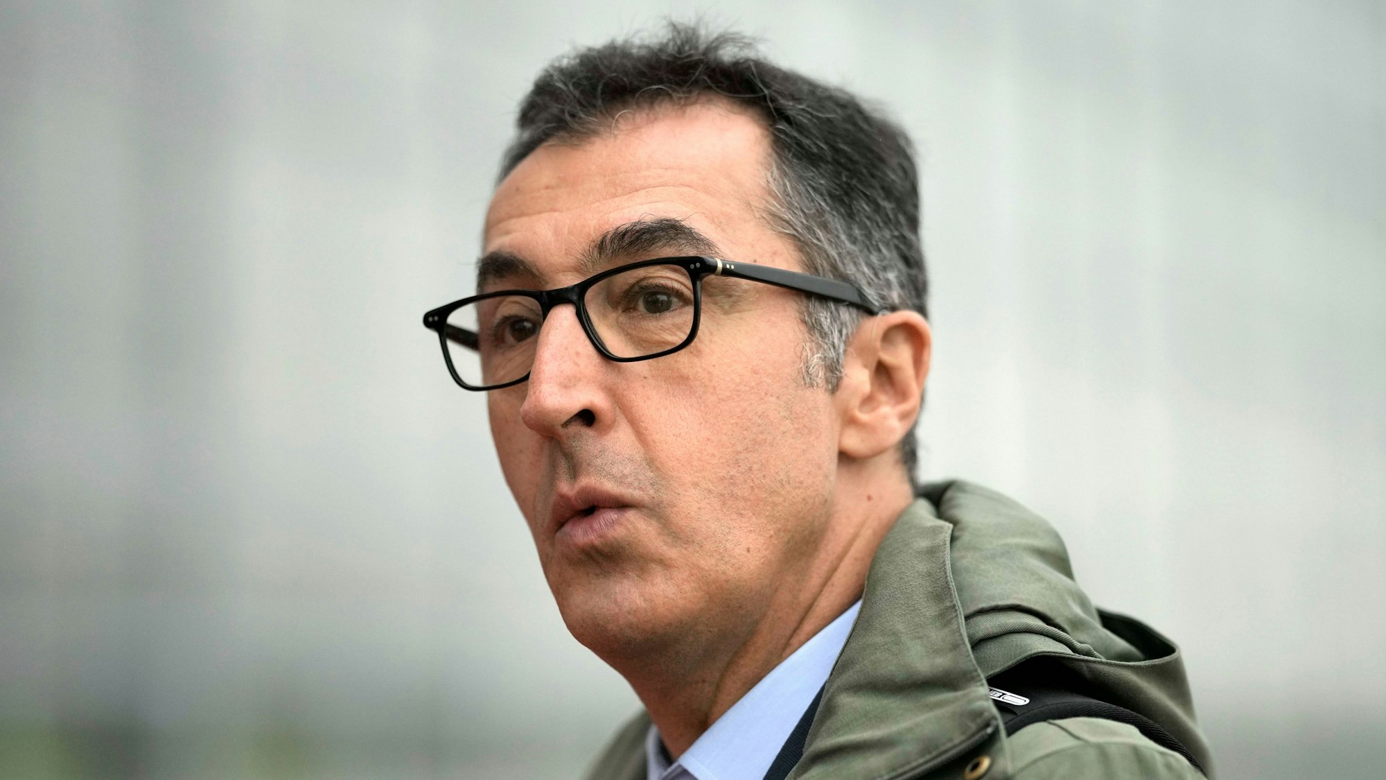 Der Bundesminister für Ernährung und Landwirtschaft, Cem Özdemir, ist mit den Behauptungen von Uli Hoeneß in Bezug auf die Grünen und seine Person, nicht einverstanden und hat Klärungsbedarf. (Archivbild)