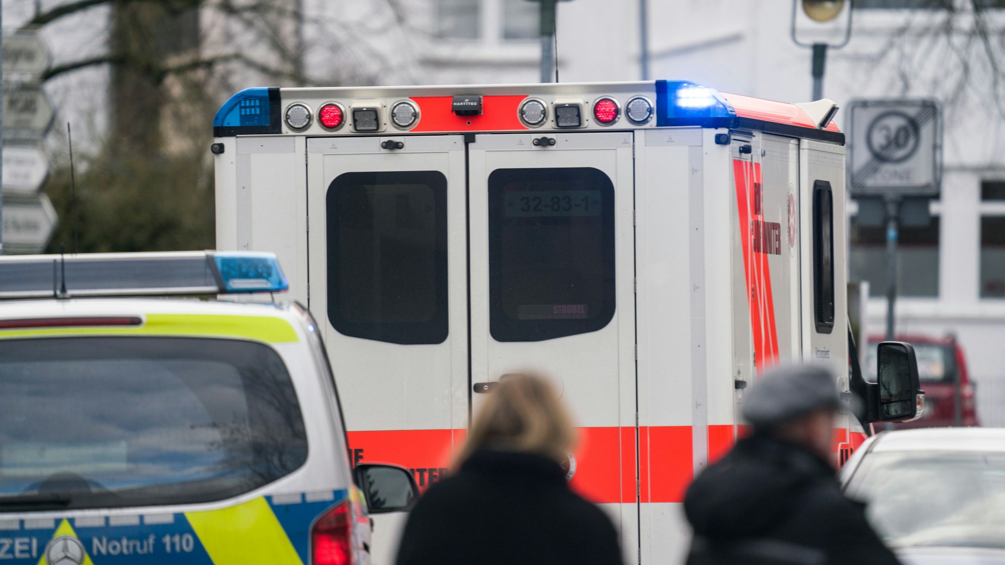 Ein Rettungswagen mit Blaulicht und ein Polizeiwagen an einer Unfallstelle (Symbolfoto).