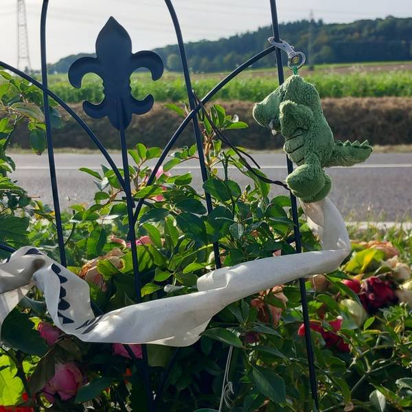 10.10.2023 Wachtberg Unfallstelle zwischen Villip und Gimmersdorf an der K57 ein halbes Jahr nach dem tödlichen Unfall einer 17-Jährigen