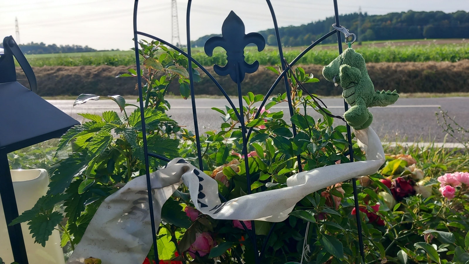 10.10.2023 Wachtberg Unfallstelle zwischen Villip und Gimmersdorf an der K57 ein halbes Jahr nach dem tödlichen Unfall einer 17-Jährigen