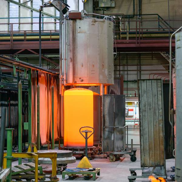 In einem Glühofen im Schoeller Werk in Hellenthal ist hellrot glühendes Material zu sehen.