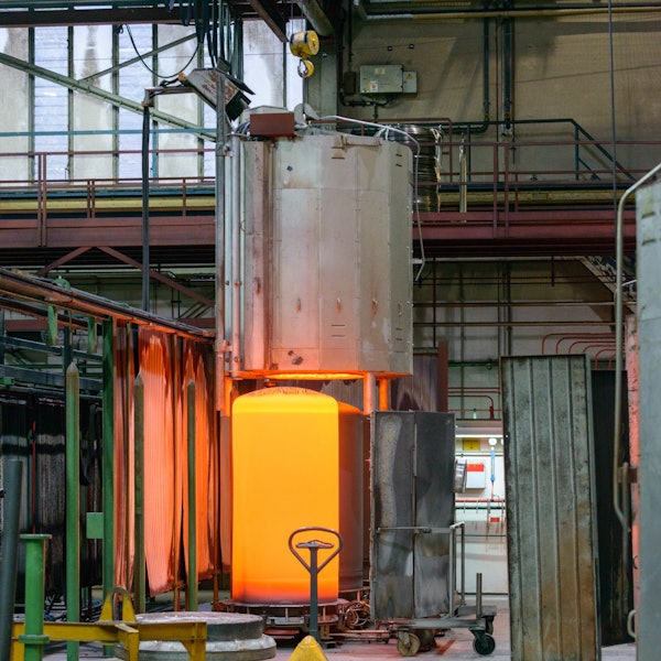 In einem Glühofen im Schoeller Werk in Hellenthal ist hellrot glühendes Material zu sehen.