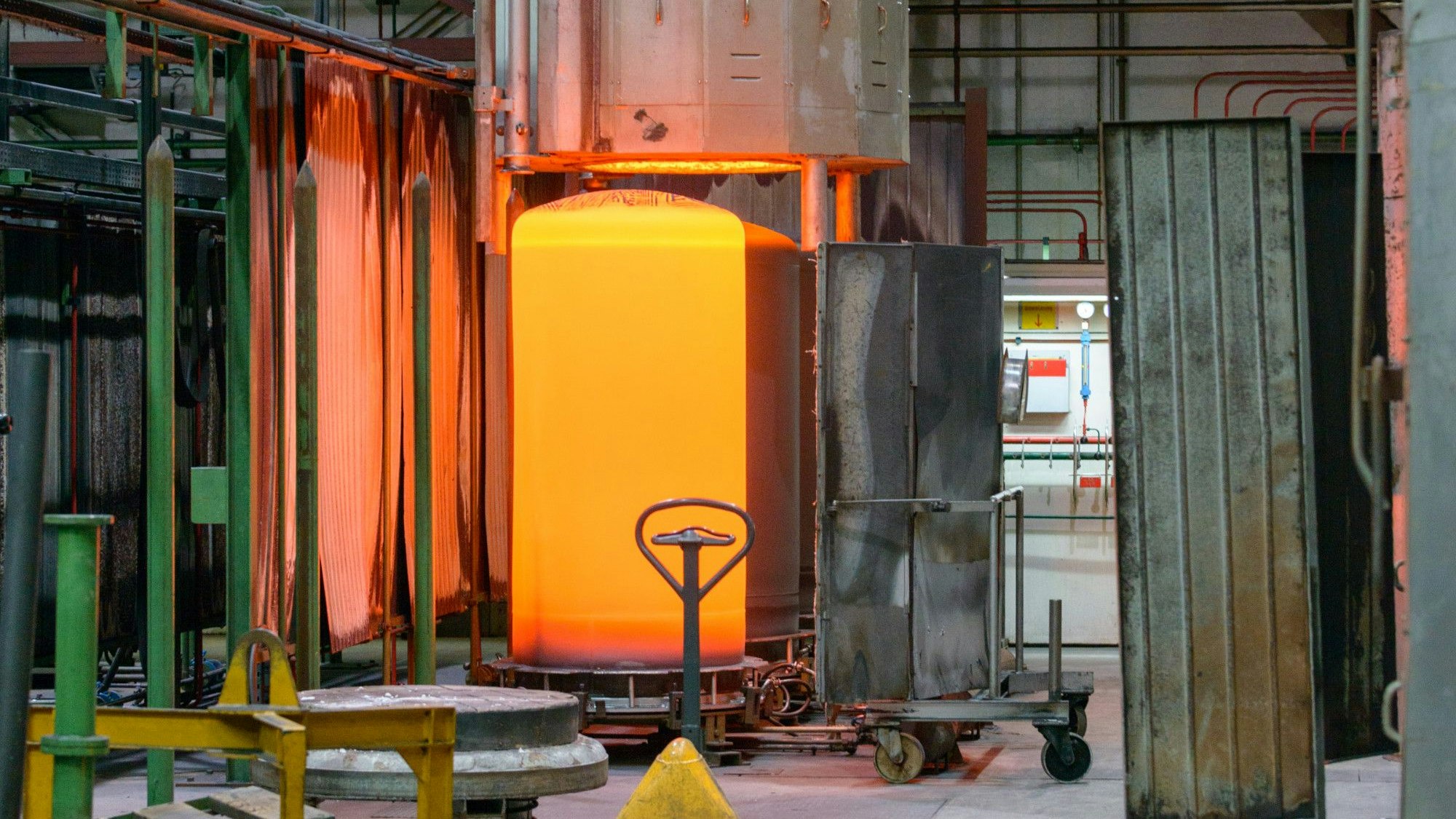 In einem Glühofen im Schoeller Werk in Hellenthal ist hellrot glühendes Material zu sehen.