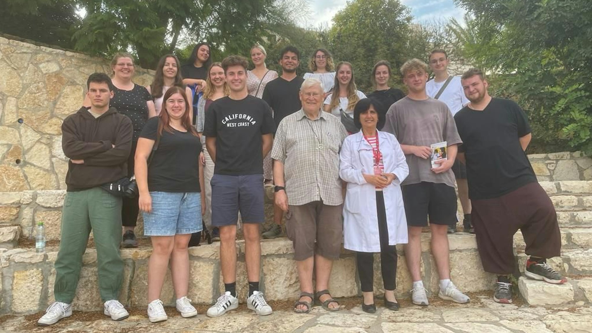 Die Gruppe von Jugendinterkult mit Leiter Gregor Schröder (vorne Mitte) beim Besuch des Caritas Baby Hospitals in Bethlehem.