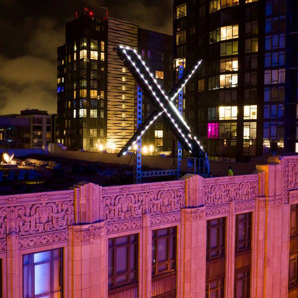 29.07.2023, USA, San Francisco: Arbeiter installieren die Beleuchtung eines "X"-Schildes auf dem Hauptsitz des Unternehmens, das früher als Twitter bekannt war, in der Innenstadt. Foto: Noah Berger/FR34727 AP/AP +++ dpa-Bildfunk +++