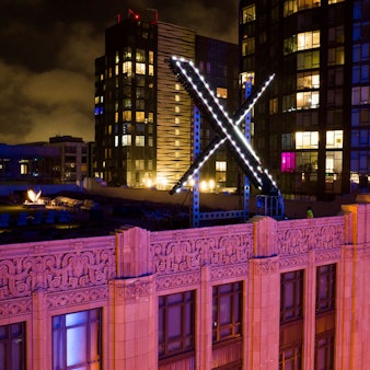 29.07.2023, USA, San Francisco: Arbeiter installieren die Beleuchtung eines "X"-Schildes auf dem Hauptsitz des Unternehmens, das früher als Twitter bekannt war, in der Innenstadt. Foto: Noah Berger/FR34727 AP/AP +++ dpa-Bildfunk +++