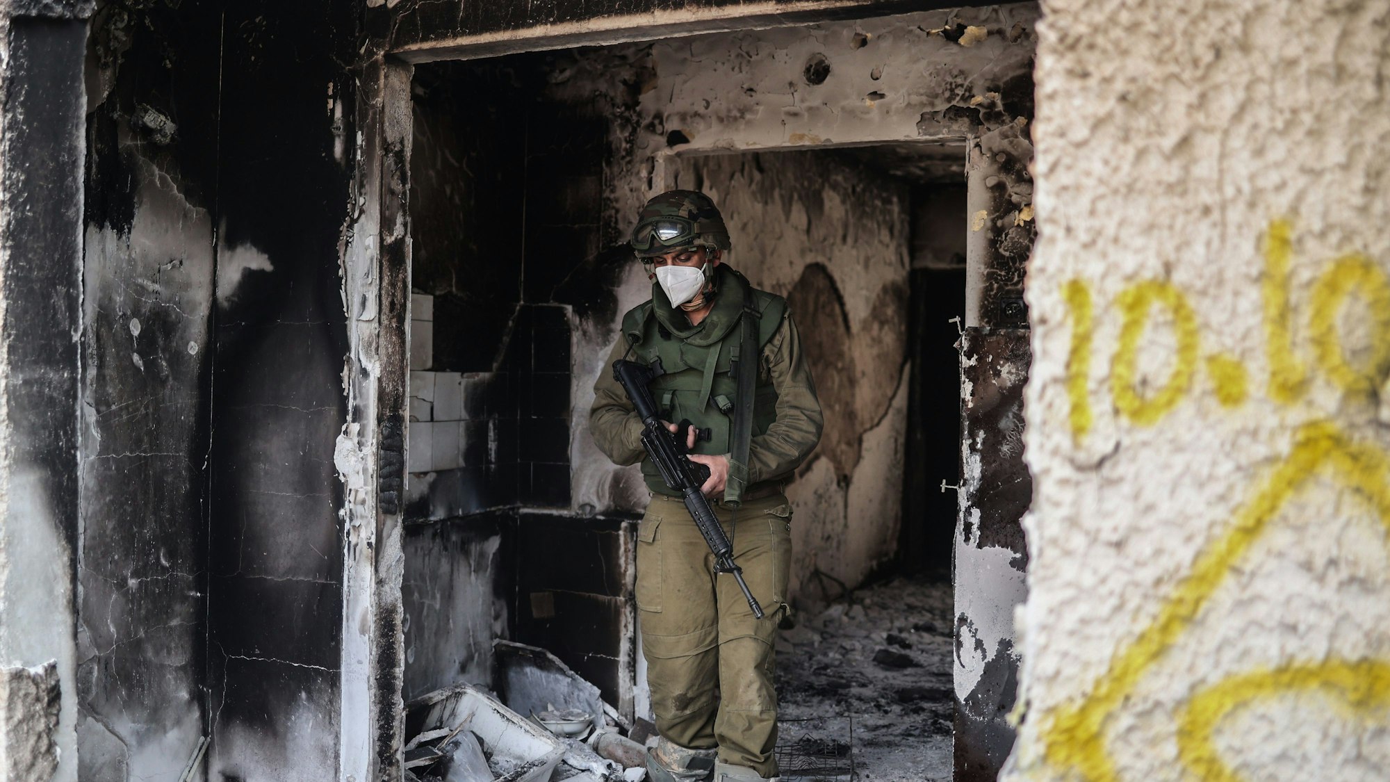 Ein israelischer Soldat inspiziert ein zerstörtes Haus. Die Hamas-Terroristen haben mehrere Häuser in der Nähe des Gazastreifens niedergebrannt, so auch das Haus der Großmutter von Mor Bayder, wie Aufnahmen von CNN zeigen. (Symbolbild)