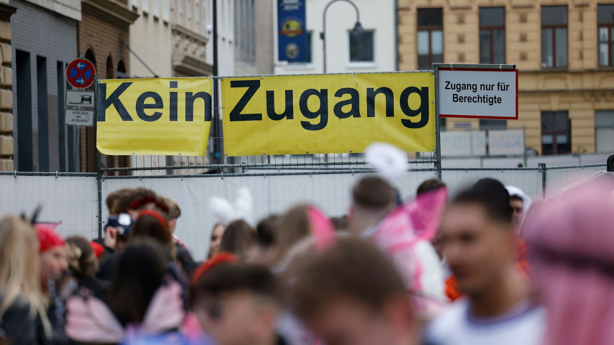 Die Zülpicher Straße an Weiberfastnacht 2023.