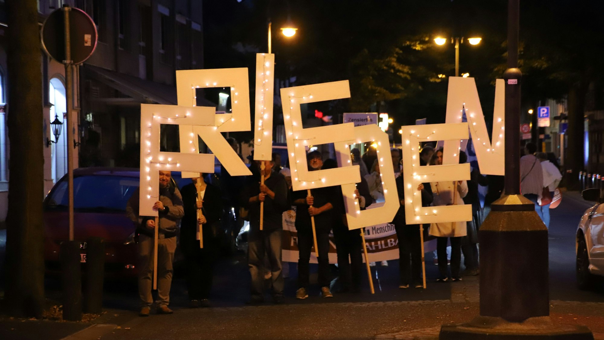Ab dem 9. Oktober geht der lose Zusammenschluss Menschheitsfamilie unter dem Motto "Für ein bezahlbares Leben" und "Frieden" jeden Montag in Hennef auf die Straße. Der Demonstrationszug wurde angeführt von sieben Menschen, die aus Großbuchstaben das Wort Frieden formten.